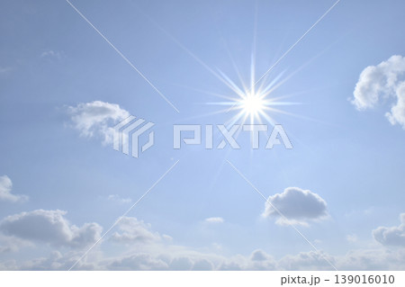 青空と太陽 直射日光 フリースペースイメージ 青空と太陽 直射日光 フリースペースイメージ 139016010