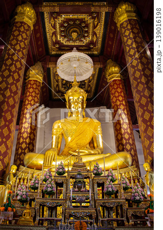 Phra Phuttha Nimit Wichita Mankoli Sri Sanphet Borom Trai Lokanat is enshrined in Wat Na Phra Meru Rachikaram in Ayutthaya. 139016198