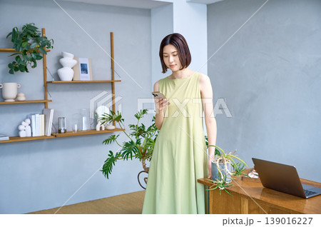 部屋でスマートフォンを操作する若い日本人女性のライフスタイル 部屋でスマートフォンを操作する若い日本人女性のライフスタイル 139016227