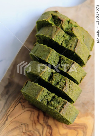 カットした抹茶ケーキ 139017078