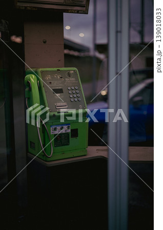 街中の電話ボックス 139018033