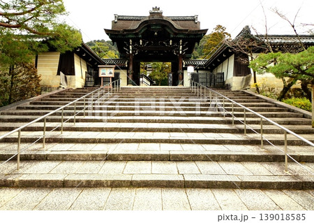 京都府　大谷祖廟　総門 (表唐門)　京都市東山区円山町 2022年 3月 139018585