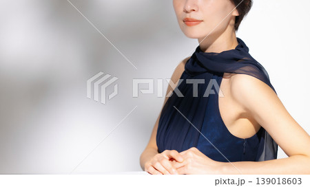 白バックの若い女性のポートレート 139018603