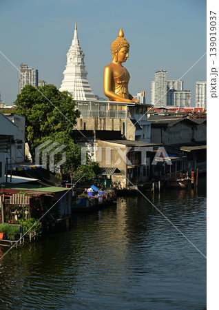 The Phra Phutthathamakaya Thepmongkol at Wat Pak Nam is a Buddha statue in the meditation posture and standing 69 meters tall. It is the tallest Buddha statue in Bangkok.  139019037