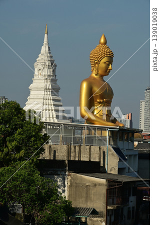The Phra Phutthathamakaya Thepmongkol at Wat Pak Nam is a Buddha statue in the meditation posture, made of copper and standing 69 meters tall. It is the tallest Buddha statue in Bangkok . 139019038