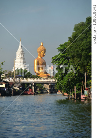 The Phra Phutthathamakaya Thepmongkol at Wat Pak Nam is a Buddha statue in the meditation posture and standing 69 meters tall. It is the tallest Buddha statue in Bangkok.  139019041