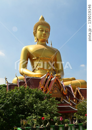 The Phra Phutthathamakaya Thepmongkol at Wat Pak Nam is a Buddha statue in the meditation posture, made of copper and standing 69 meters tall. It is the tallest Buddha statue in Bangkok . 139019146