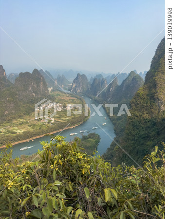 picturesque karst mountains and the Li River in Guilin, China picturesque karst mountains and the Li River in Guilin, China 139019998