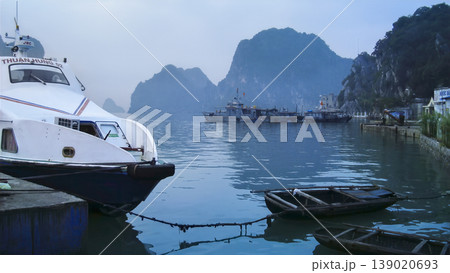ベトナム・ハロン湾の奇岩を望むバイチャイ港 / Ha long Bay, Vietnam  139020693