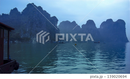 ベトナム・ハロン湾の奇岩群 / Ha long Bay, Vietnam ベトナム・ハロン湾の奇岩群 / Ha long Bay, Vietnam 139020694