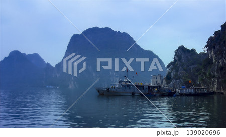 ベトナム・ハロン湾・バイチャイ港 / Ha long Bay, Vietnam  139020696