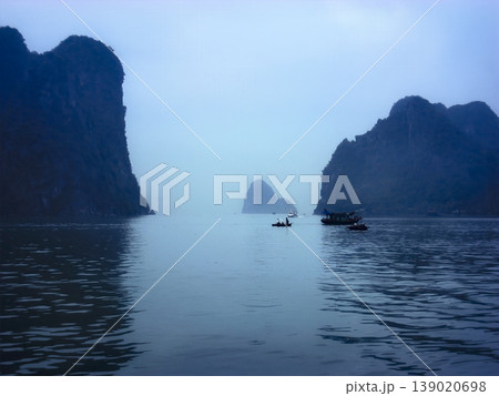 ベトナム・明け方のハロン湾 / Ha long Bay, Vietnam ベトナム・明け方のハロン湾 / Ha long Bay, Vietnam 139020698