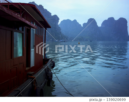 ベトナム・ハロン湾 バイチャイ港 / Bai Chay Port, Ha long Bay 139020699