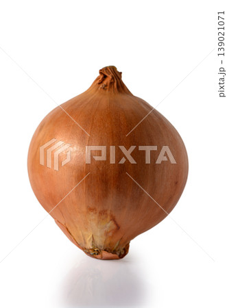 Fresh Onion Isolated on White Background Fresh Onion Isolated on White Background 139021071