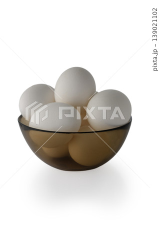 Fresh Chicken Eggs in Transparent Glass Plate on White Background 139021102