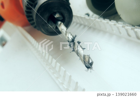 Silver bit of power drill with metal shavings macro shot  139021660