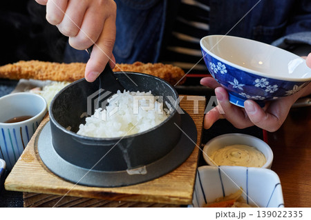 ご飯をよそう人 ご飯をよそう人 139022335