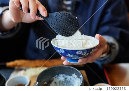 ご飯をよそう人 ご飯をよそう人 139022338