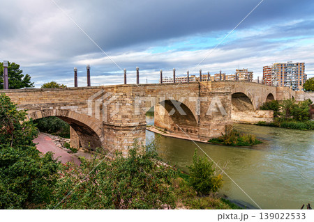 Old stone bridge Puente de Piedra over the Ebro river in the center of Zaragoza in Spain 139022533
