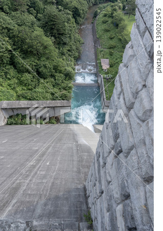 奥四万湖の堤体と減勢工の景色 奥四万湖の堤体と減勢工の景色 139022545