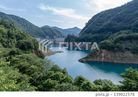 初夏の奥四万湖と新緑の山々に映える四万ブルーの景色 139022578