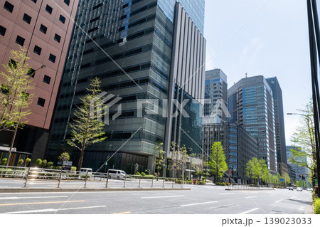大手町の大通りとオフィス街の風景 大手町の大通りとオフィス街の風景 139023033