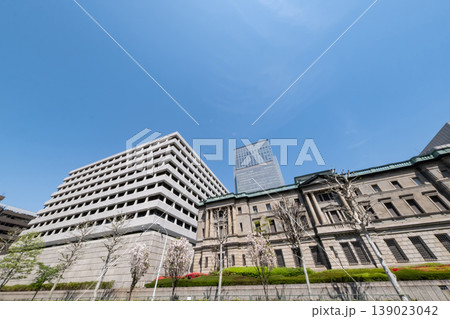 桜と日本銀行の風景 139023042