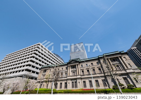桜と日本銀行の風景 139023043