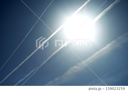 太陽と飛行機雲 太陽と飛行機雲 139023259