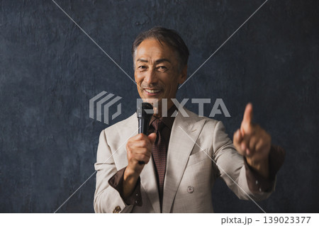 ミュージシャンのシニアカップル　 139023377