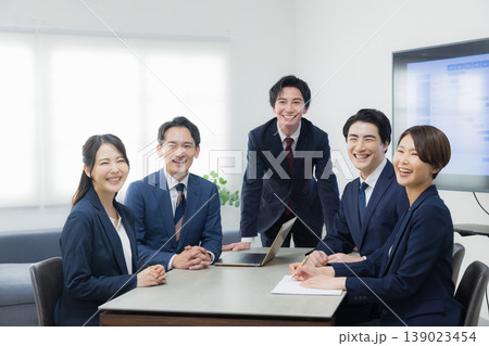 オフィスで会議するビジネスマン　　　 139023454