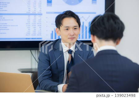 オフィスで会議するビジネスマン　　 139023498