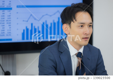 オフィスで会議するビジネスマン　　 139023500