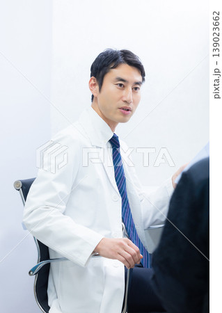 診察室の医師 診察室の医師 139023662