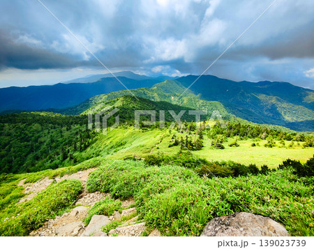 夏の岩菅山登山(岩菅山頂から横手山方面の眺め) 夏の岩菅山登山(岩菅山頂から横手山方面の眺め) 139023739