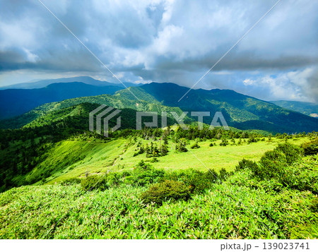 夏の岩菅山登山(岩菅山頂から横手山方面の眺め) 夏の岩菅山登山(岩菅山頂から横手山方面の眺め) 139023741