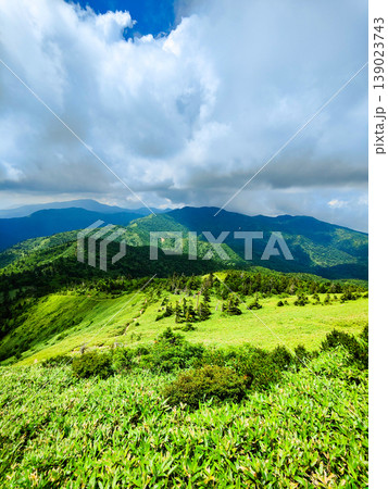 夏の岩菅山登山(岩菅山頂から横手山方面の眺め) 夏の岩菅山登山(岩菅山頂から横手山方面の眺め) 139023743