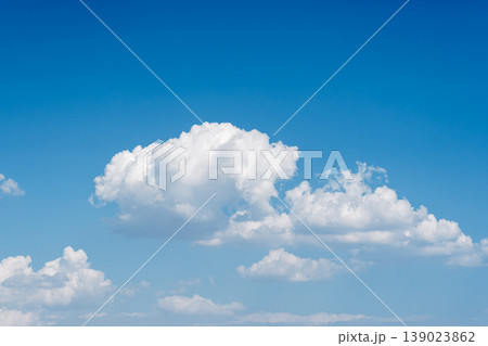 鮮やかな青空に浮かぶ白く立体感のある積雲 鮮やかな青空に浮かぶ白く立体感のある積雲 139023862