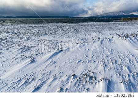 強風の湖畔の雪面の風景　b-2 高コントラスト 139023868