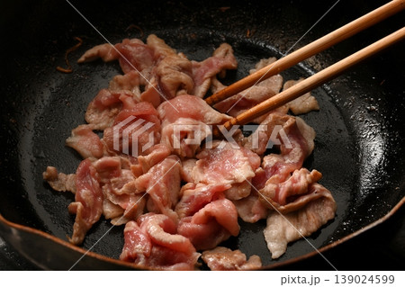 豚肉を炒めている様子 豚肉を炒めている様子 139024599