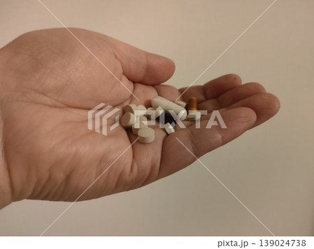 手のひらに乗せた大量のサプリメント 139024738