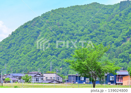 新緑の山景色 麓の民家 越後湯沢駅西口付近らの眺め 新緑の山景色 麓の民家 越後湯沢駅西口付近らの眺め 139024800