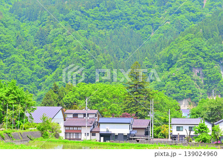 新緑の山景色 麓の民家 越後湯沢駅西口付近らの眺め 新緑の山景色 麓の民家 越後湯沢駅西口付近らの眺め 139024960