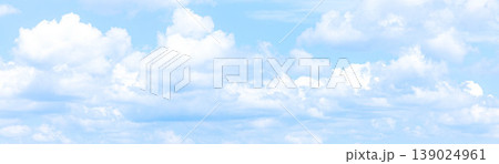 淡い色の青空と白い雲のシンプルな風景 139024961