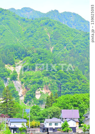 新緑の山景色　麓の民家　越後湯沢駅西口付近らの眺め　　 139025093