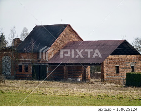 Old Brick Farmstead With Textures. Decayed Brick Country House With Rusted Roof And Weathered Surroundings 139025124