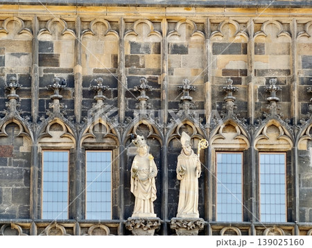Eroded Stone Statues With Expressive Features. Closeup Of Weathered Stone Sculptures In Architectural Niches 139025160