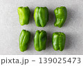 新鮮な並んだピーマン 139025473