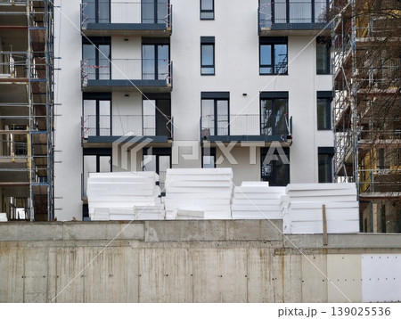 Application Of White Foam Panels On Pallets For Building Insulation With Protective Wrapping 139025536