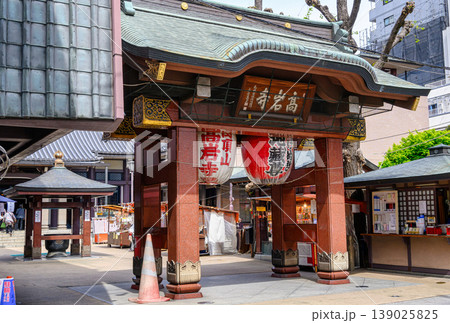 東京都・豊島区　旧中山道沿いの巣鴨地蔵通り商店街　とげぬき地蔵尊高岩寺 139025825